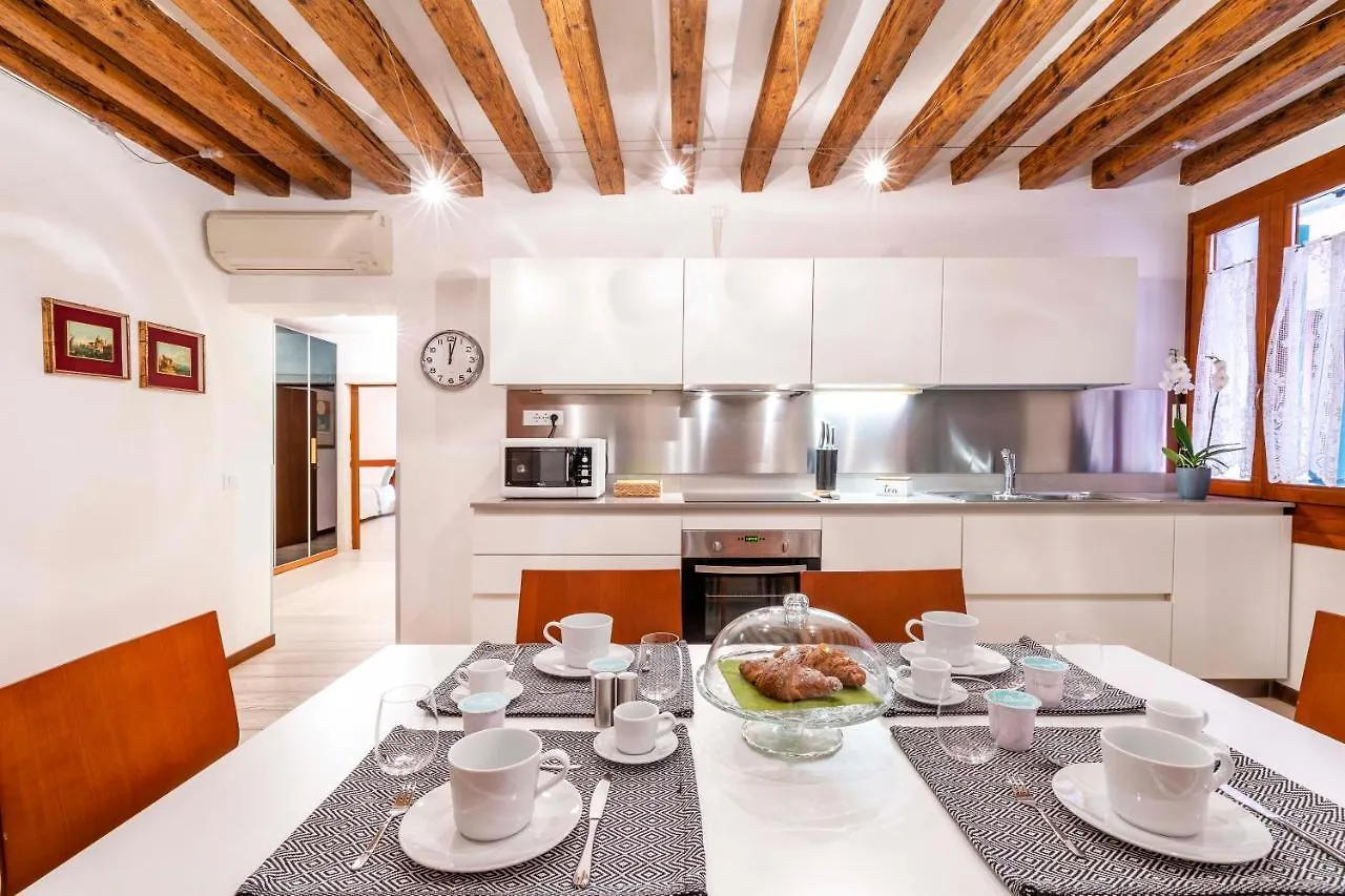 Central Apt Venise 0*,
